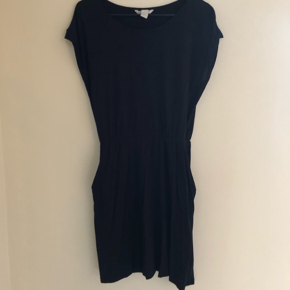 Comfy black dress with pockets!